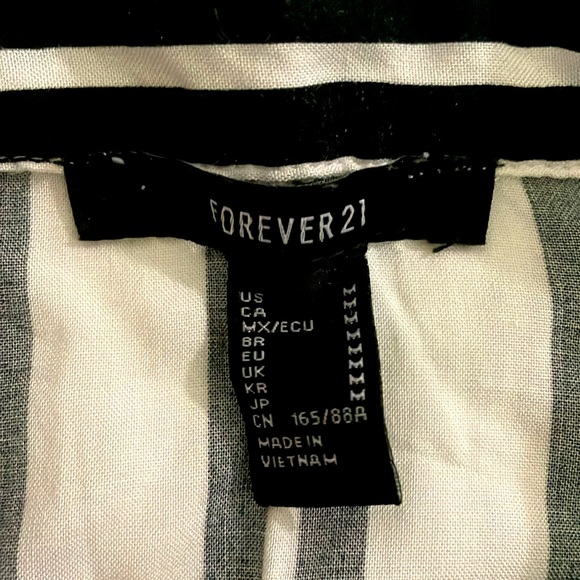 FOREVER 21 Black/White Stripe crop top - Picture 4 of 4